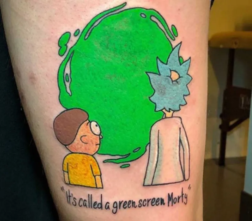 Uma tatuagem inspirada em Rick and Morty, com uma camada verde que reproduz efeitos especiais