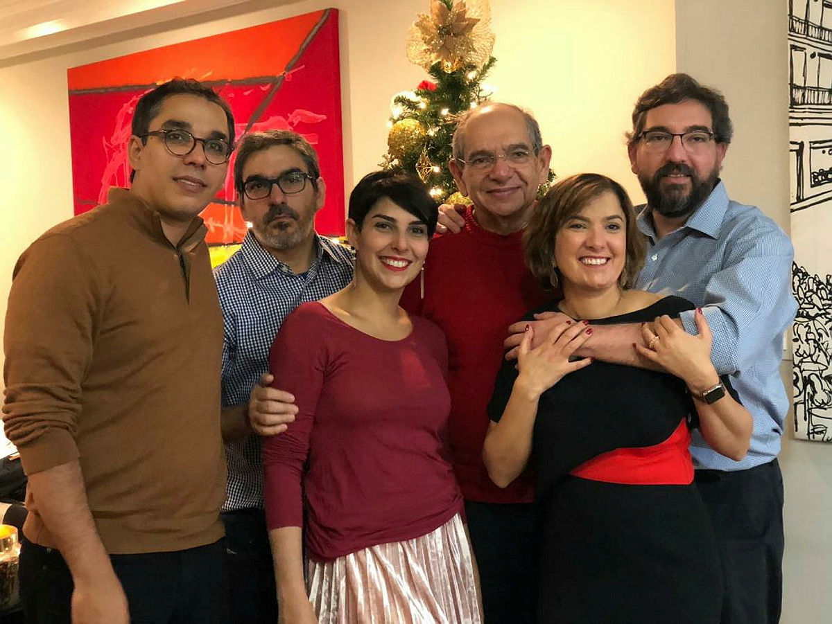 Coluna Farol homenageia pais famosos