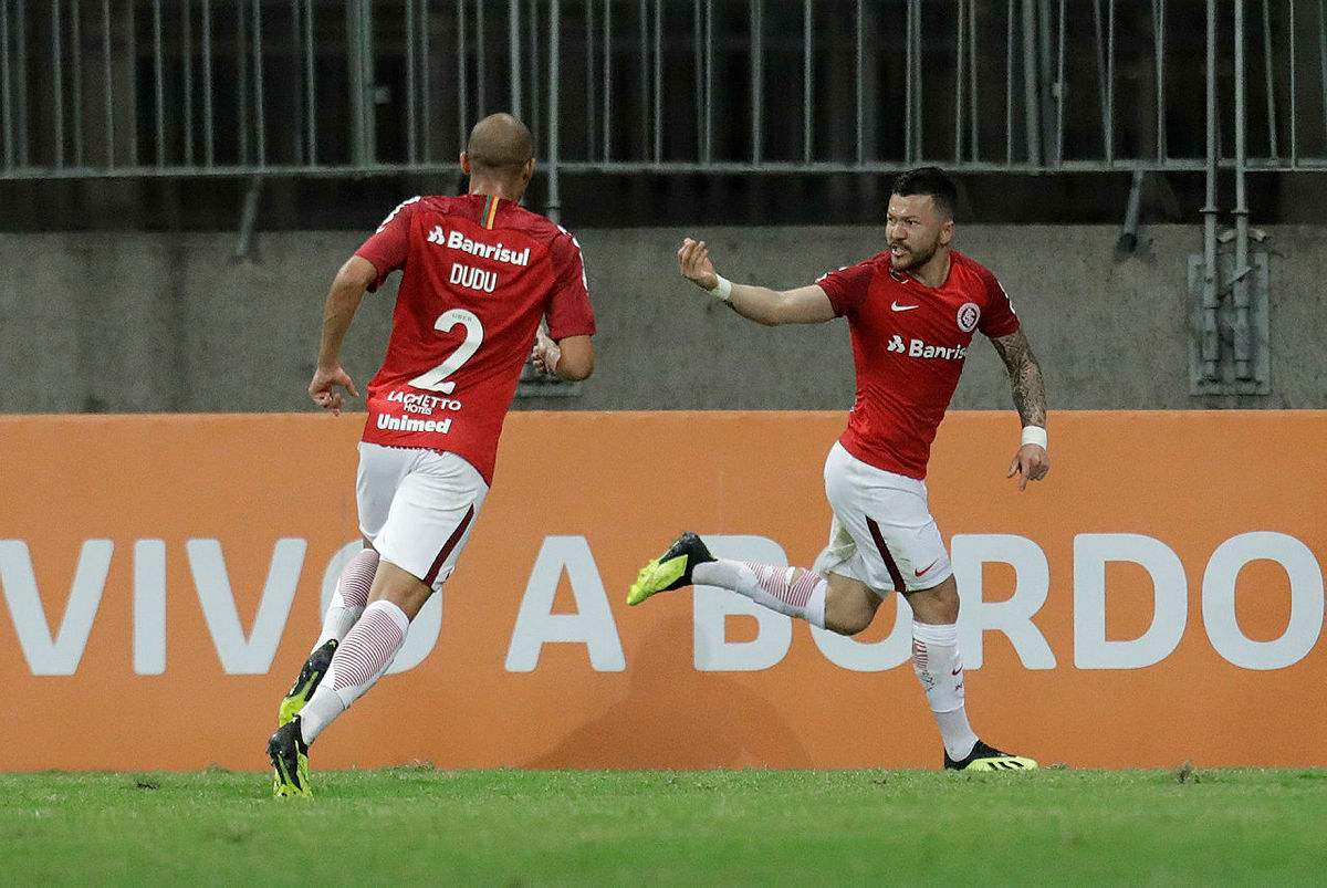 Bahia vacila e perde invencibilidade para o Internacional no Brasileirão