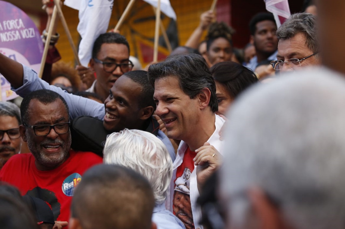 Haddad é recebido com gritos de "Lula, Lula!" na Liberdade