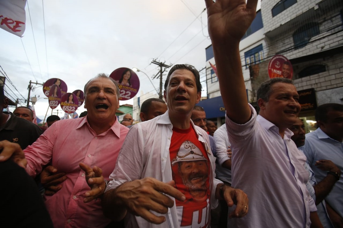 Haddad é recebido com gritos de "Lula, Lula!" na Liberdade