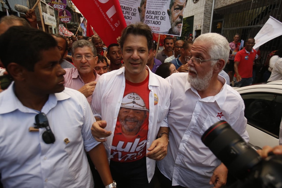 Haddad é recebido com gritos de "Lula, Lula!" na Liberdade