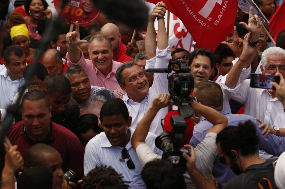 Haddad é recebido com gritos de "Lula, Lula!" na Liberdade