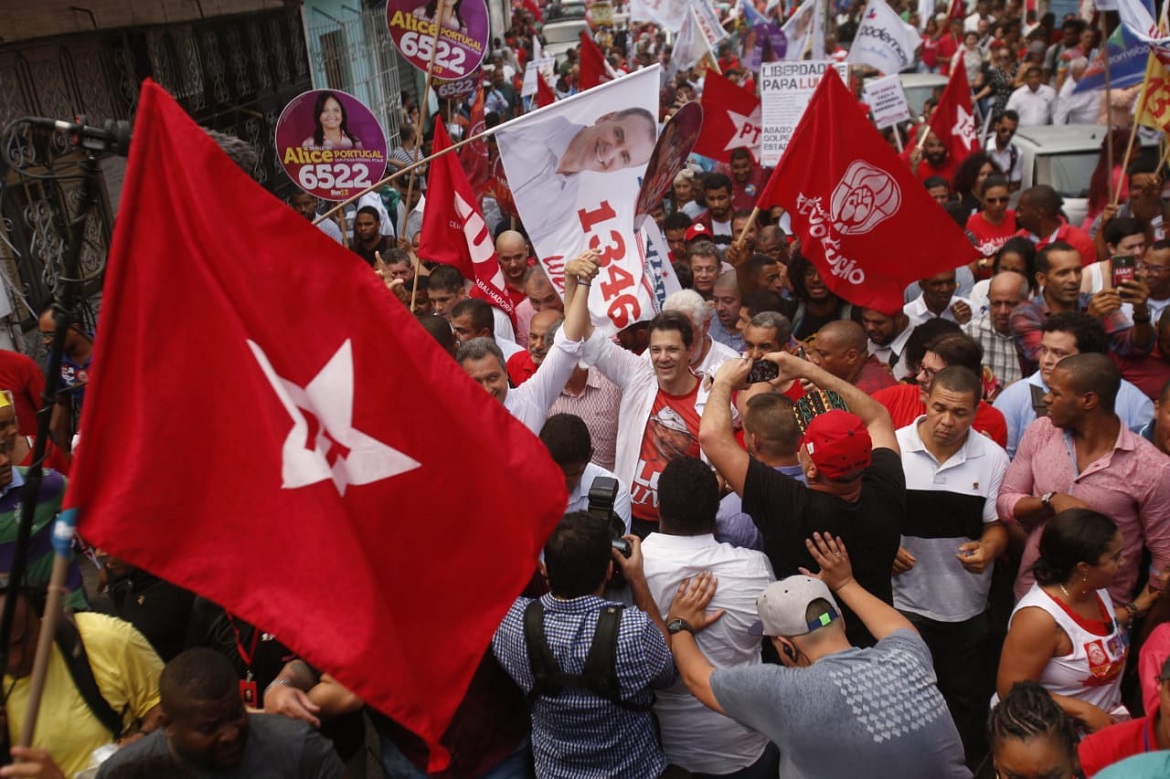 Haddad é recebido com gritos de "Lula, Lula!" na Liberdade