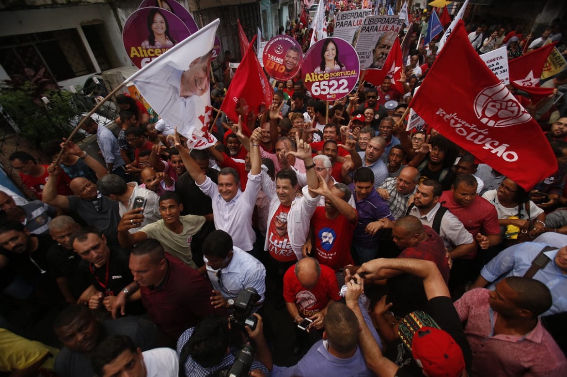 Haddad é recebido com gritos de "Lula, Lula!" na Liberdade