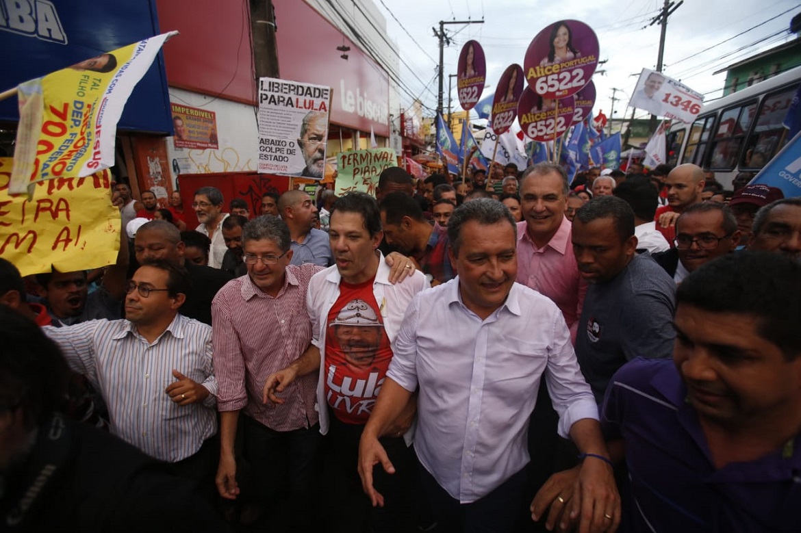 Haddad é recebido com gritos de "Lula, Lula!" na Liberdade
