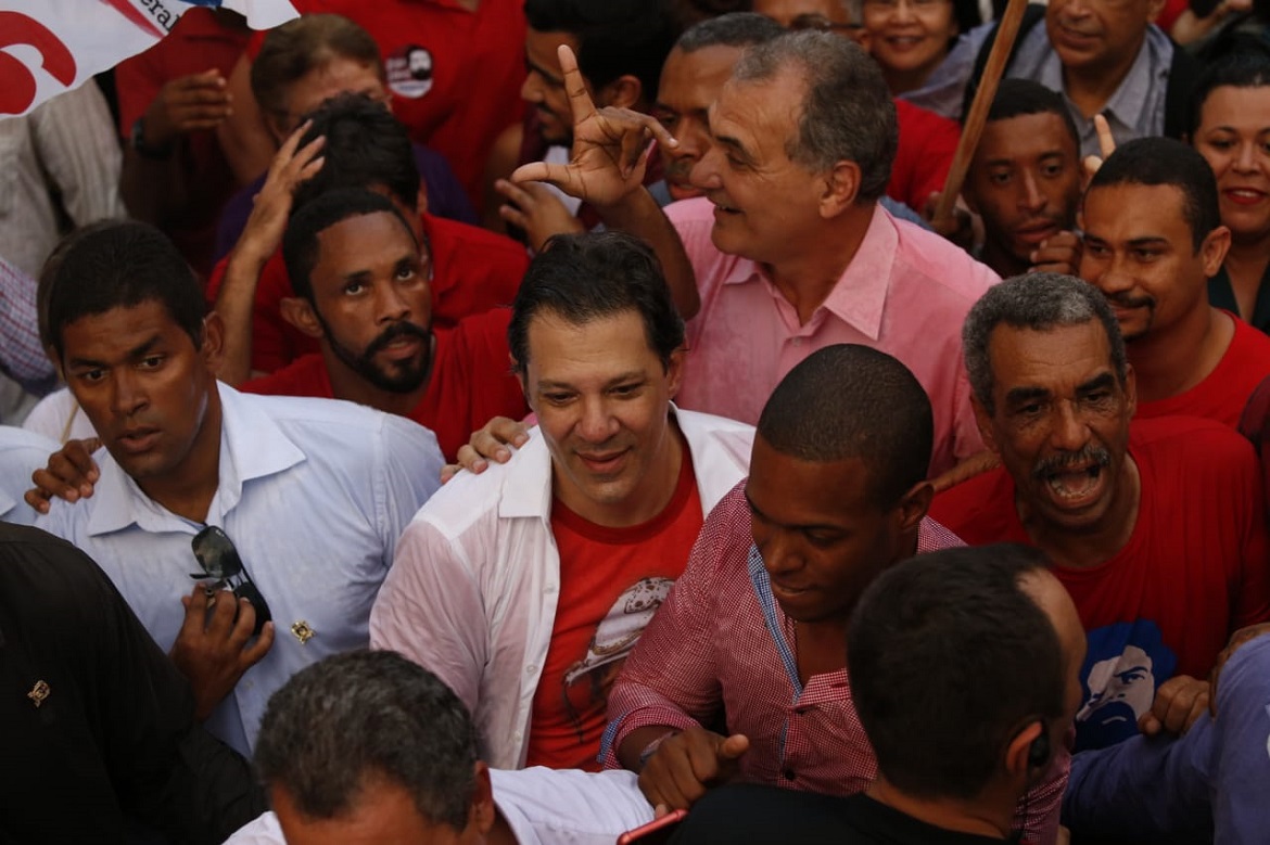 Haddad é recebido com gritos de "Lula, Lula!" na Liberdade