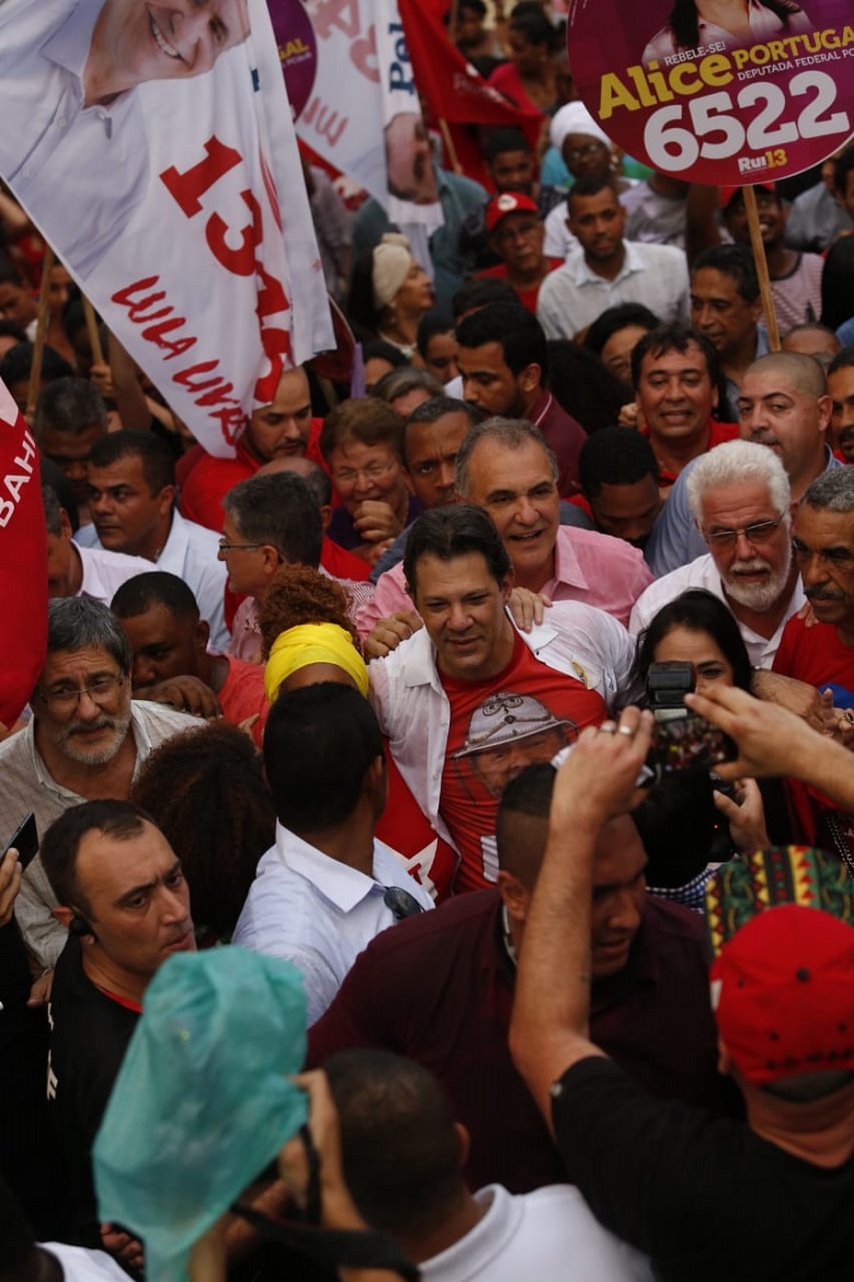Haddad é recebido com gritos de "Lula, Lula!" na Liberdade