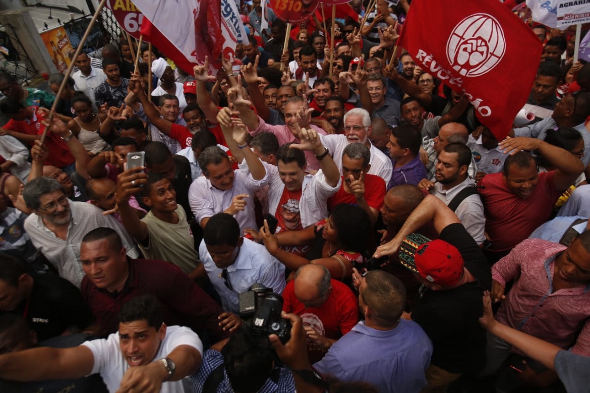 Haddad é recebido com gritos de "Lula, Lula!" na Liberdade
