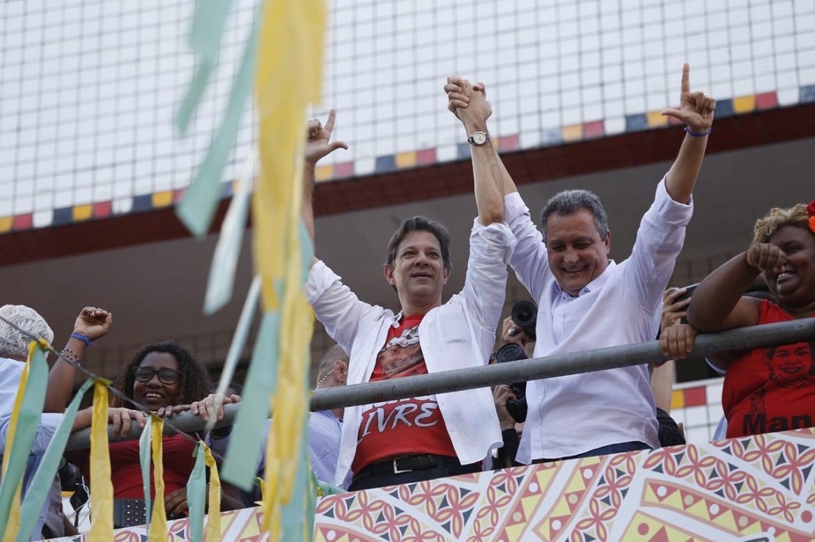 Haddad é recebido com gritos de "Lula, Lula!" na Liberdade