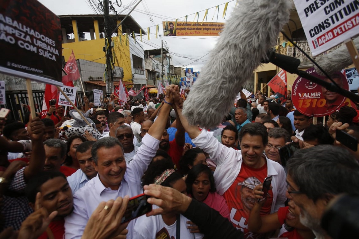 Haddad é recebido com gritos de "Lula, Lula!" na Liberdade