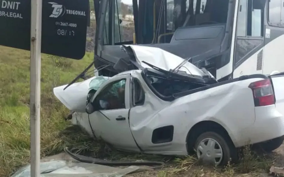 Dois homens estavam em uma caminhonete de pequeno porte quando perdeu o controle em uma curva e colidiu com um ônibus