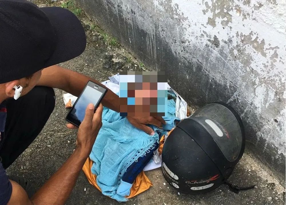 Bebê foi encontrado enrolado em manta, próximo a supermercado