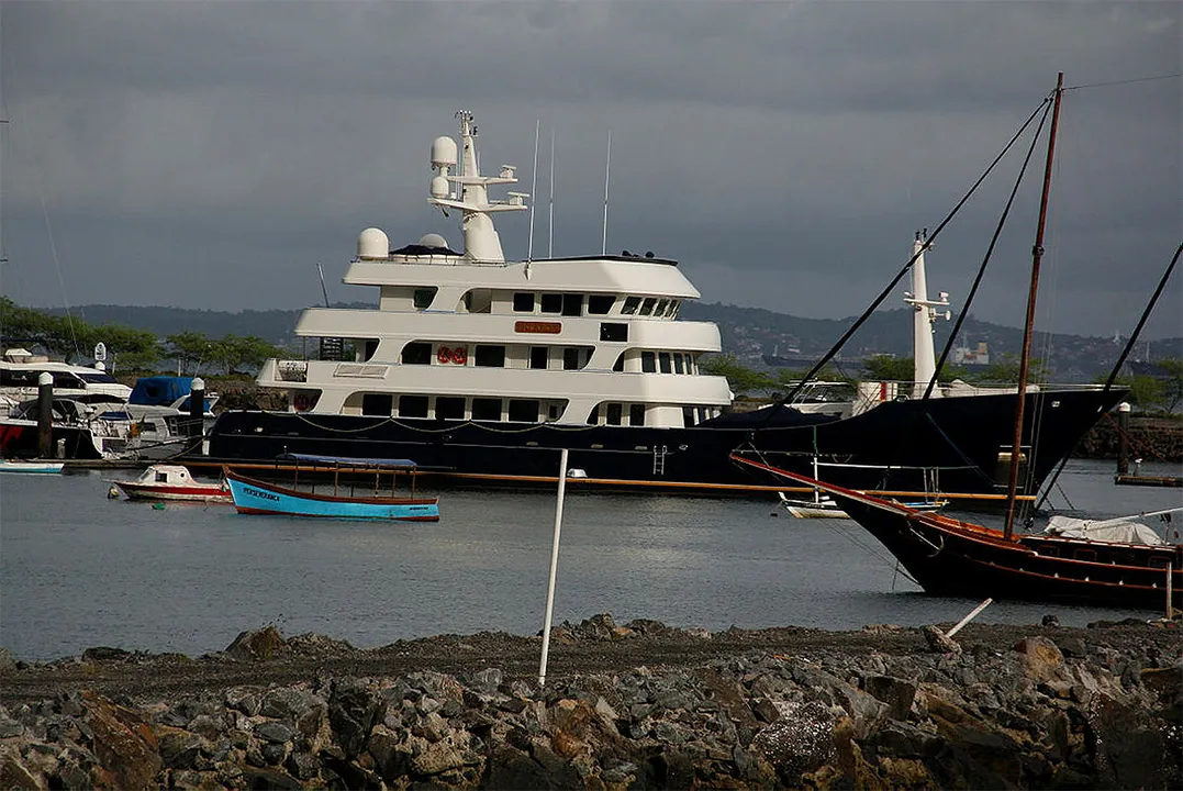 Big Aron, na Marina de Salvador, esperando comprador