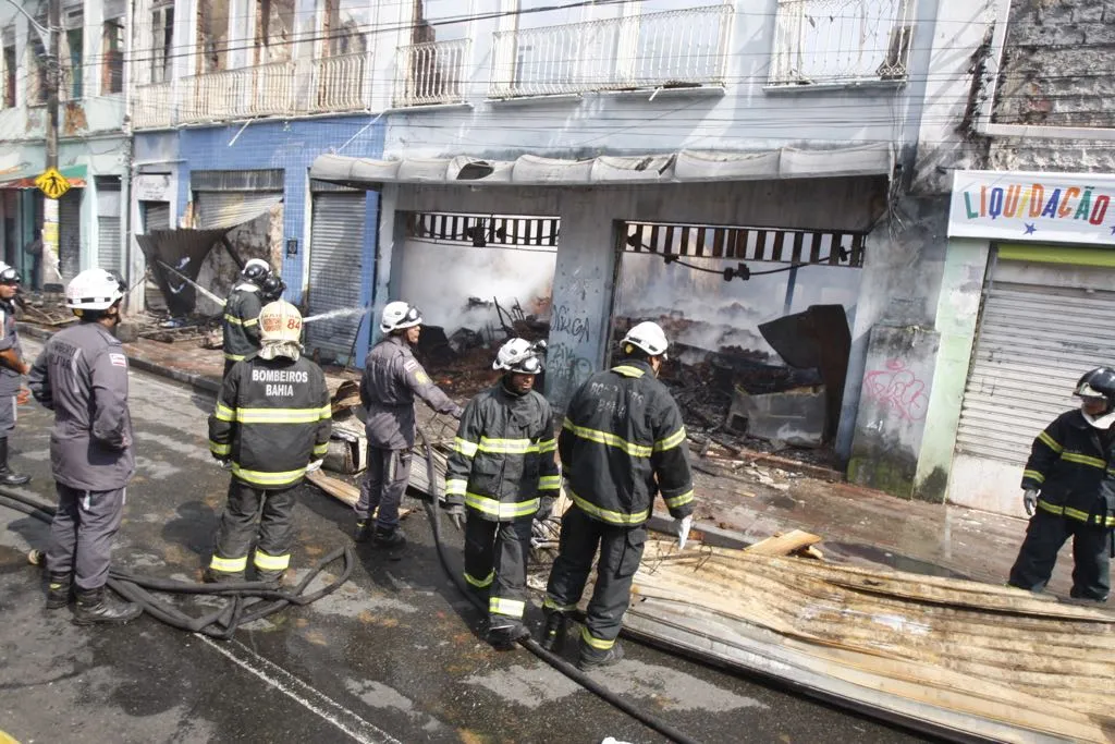 Bombeiros fazem o rescaldo dos imóveis na manhã desta terça-feira