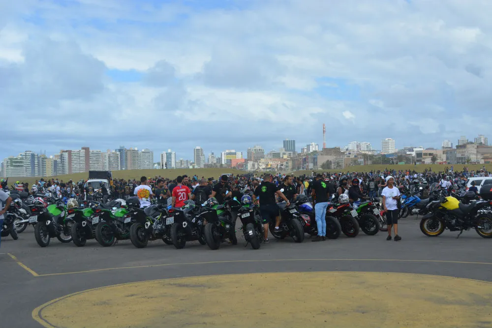 Associação de Motociclistas do Estado da Bahia (AMO-BA) em parceria com mais de 40 motoclubes de toda a Bahia fizeram uma grande mobilização no estacionamento do antigo Aeroclube