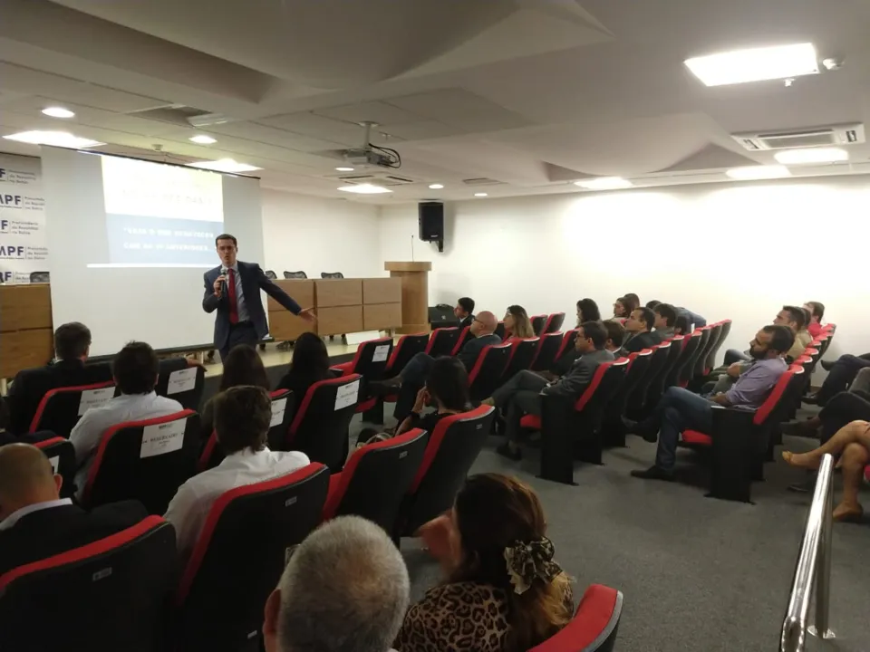 Dallagnol é recebido em Salvador com protesto contra o benefício do auxílio-moradia