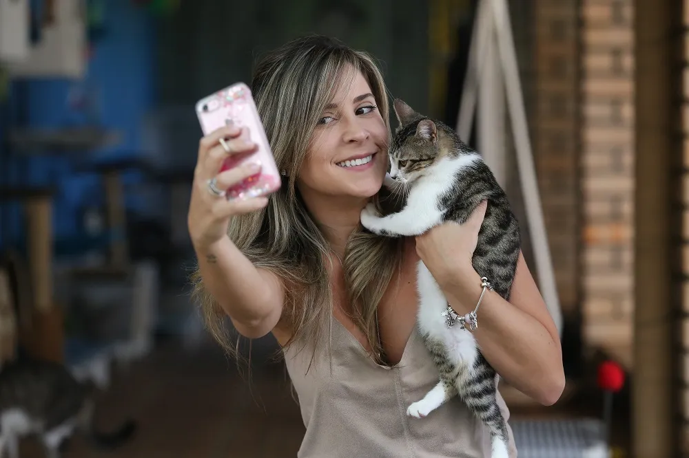 Adriana Andrade, a 'Menina dos Gatos', descobriu a profissão nos EUA e já cuidou de mais de 200 gatos