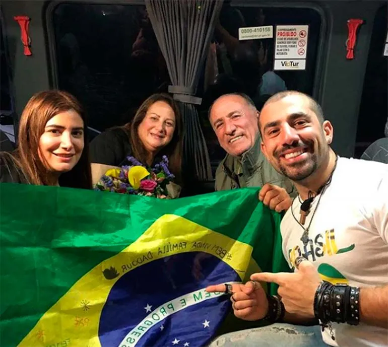 "Família no Brasil! Graças a Deus por tudo e graças a vocês todos", escreveu o ex-BBB