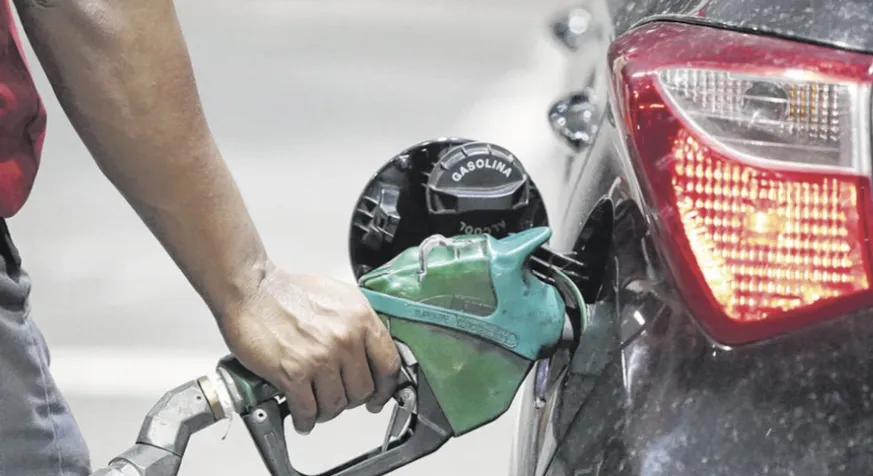 A gasolina aditivada contém aditivos que melhoram a limpeza do motor