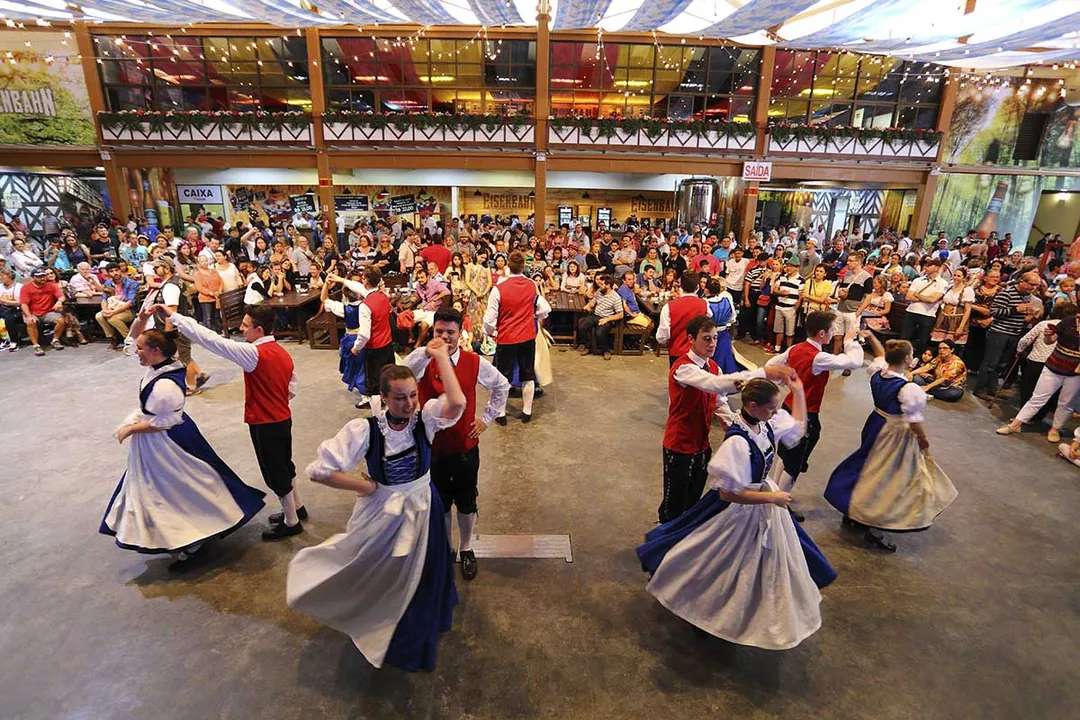 Apresentação folclórica no Oktoberfest