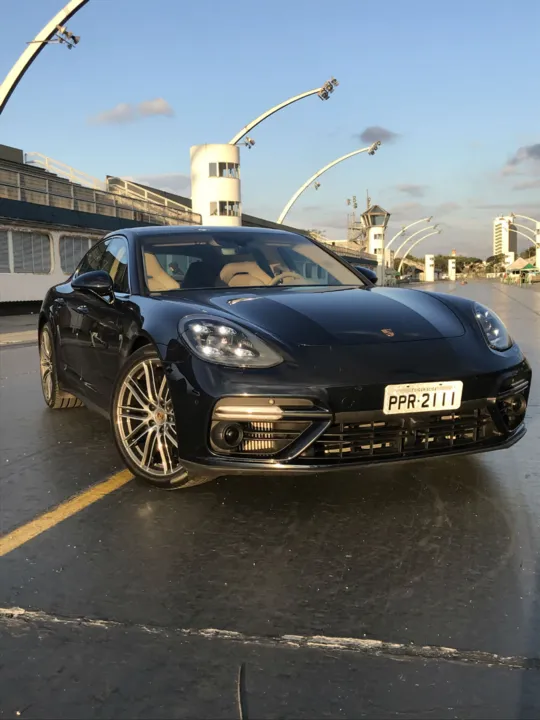 O câmbio é automatizado e o motor acelera 0-100 km/h em 3,8 s