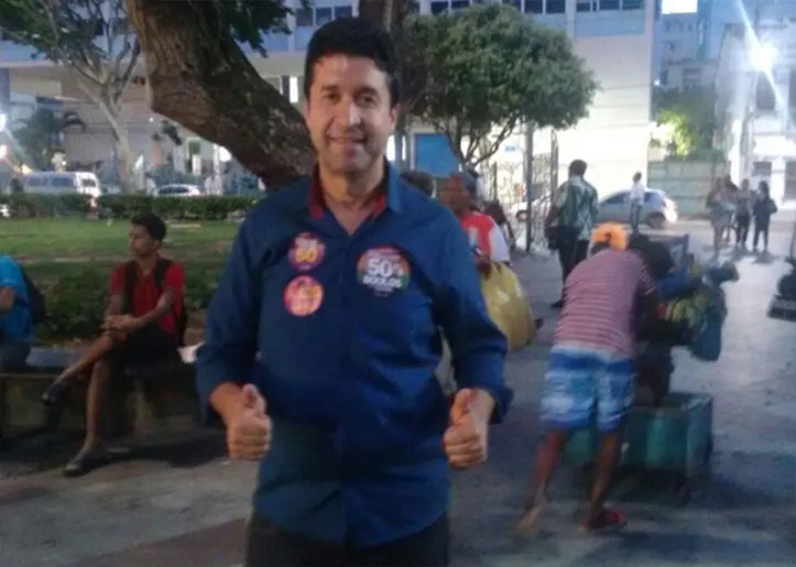 Imagem ilustrativa da imagem Após 4h de atraso, Boulos participa de comício para apoiadores em Salvador