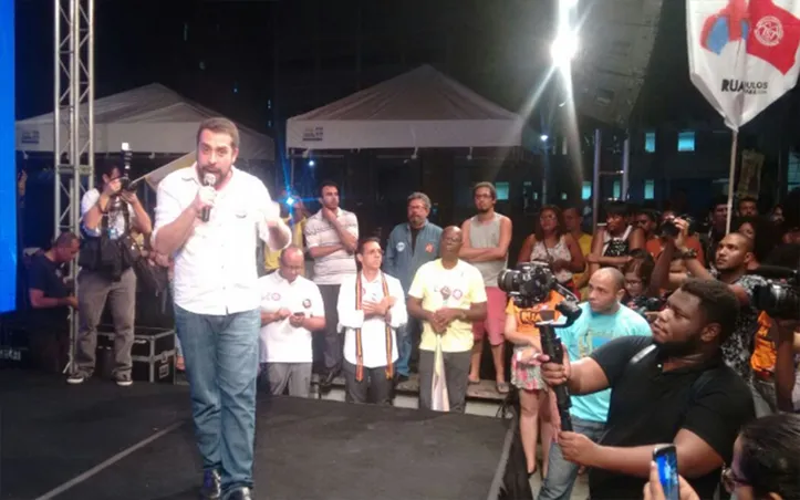 Imagem ilustrativa da imagem Após 4h de atraso, Boulos participa de comício para apoiadores em Salvador