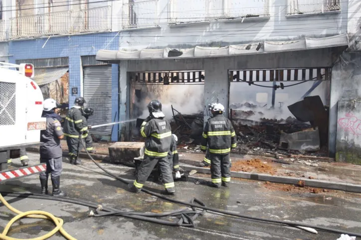 Bombeiros controlam incêndio em casarões na Baixa dos Sapateiros