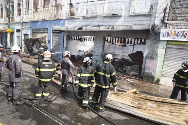 Bombeiros controlam incêndio em casarões na Baixa dos Sapateiros