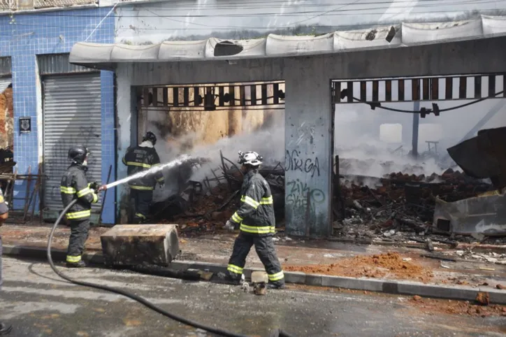 Bombeiros controlam incêndio em casarões na Baixa dos Sapateiros