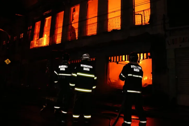 Bombeiros controlam incêndio em casarões na Baixa dos Sapateiros