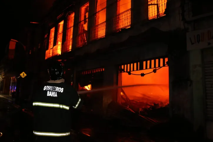 Bombeiros controlam incêndio em casarões na Baixa dos Sapateiros