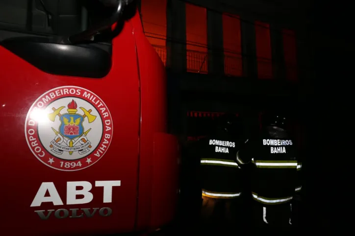 Bombeiros controlam incêndio em casarões na Baixa dos Sapateiros