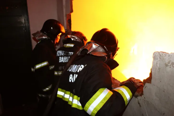 Bombeiros controlam incêndio em casarões na Baixa dos Sapateiros