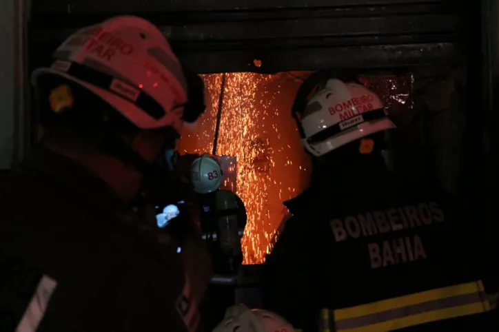 Bombeiros controlam incêndio em casarões na Baixa dos Sapateiros