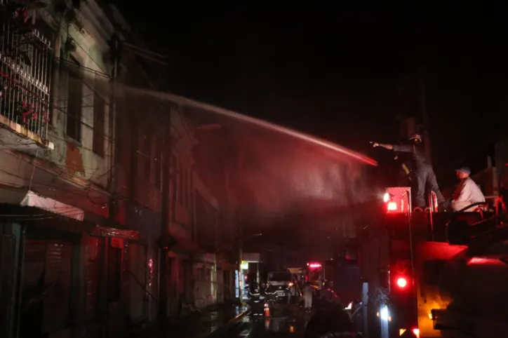 Bombeiros controlam incêndio em casarões na Baixa dos Sapateiros