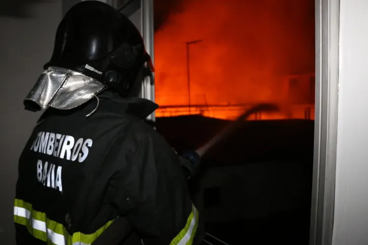Bombeiros controlam incêndio em casarões na Baixa dos Sapateiros