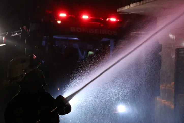 Bombeiros controlam incêndio em casarões na Baixa dos Sapateiros