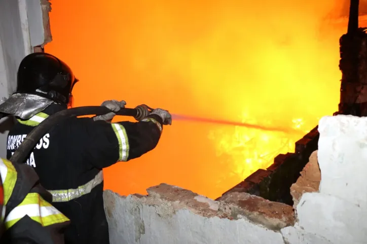 Bombeiros controlam incêndio em casarões na Baixa dos Sapateiros