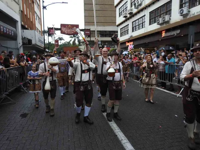 Oktoberfest em Blumenau – Vivendo a Alemanha no Brasil