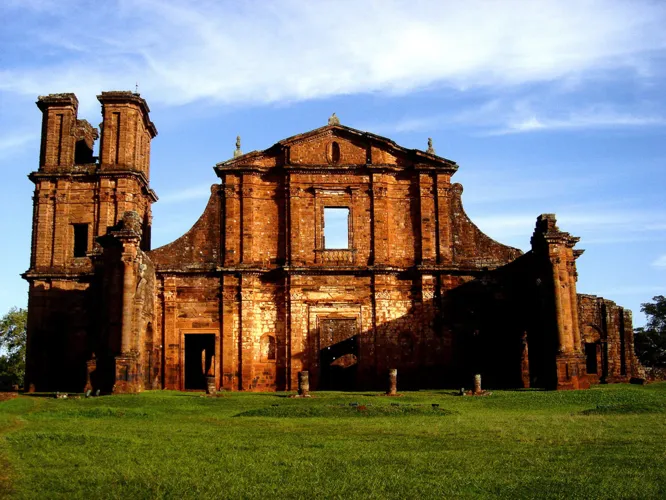 O Sítio Histórico com os prédios remanescentes dão ao visitante a ideia da planta da Redução Jesuíta