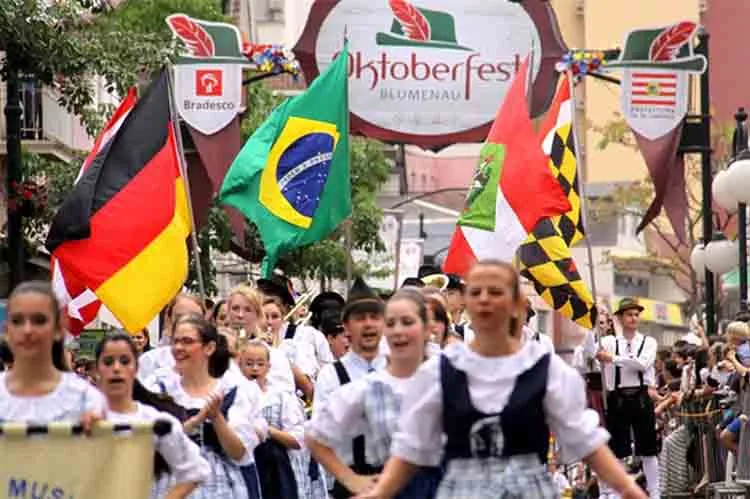 Oktoberfest em Blumenau – Vivendo a Alemanha no Brasil