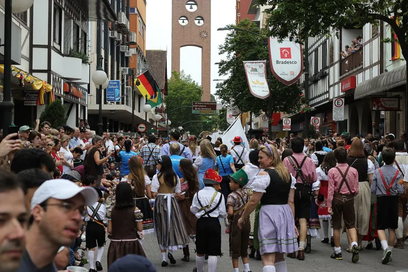 Oktoberfest em Blumenau – Vivendo a Alemanha no Brasil