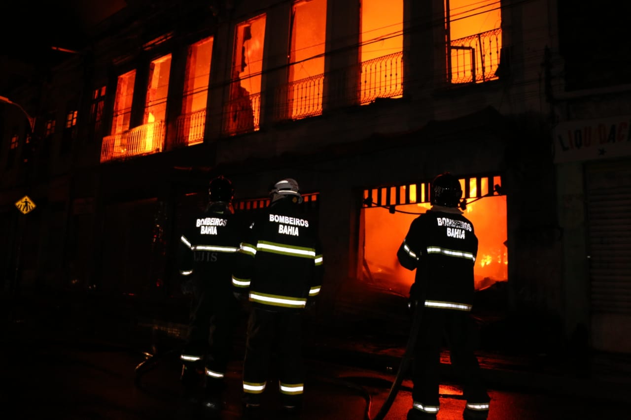 Bombeiros controlam incêndio em casarões na Baixa dos Sapateiros