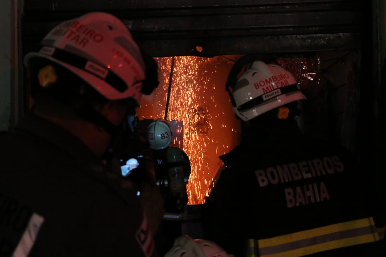Bombeiros controlam incêndio em casarões na Baixa dos Sapateiros