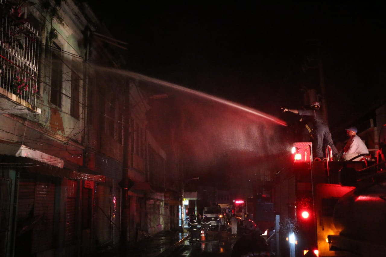 Bombeiros controlam incêndio em casarões na Baixa dos Sapateiros