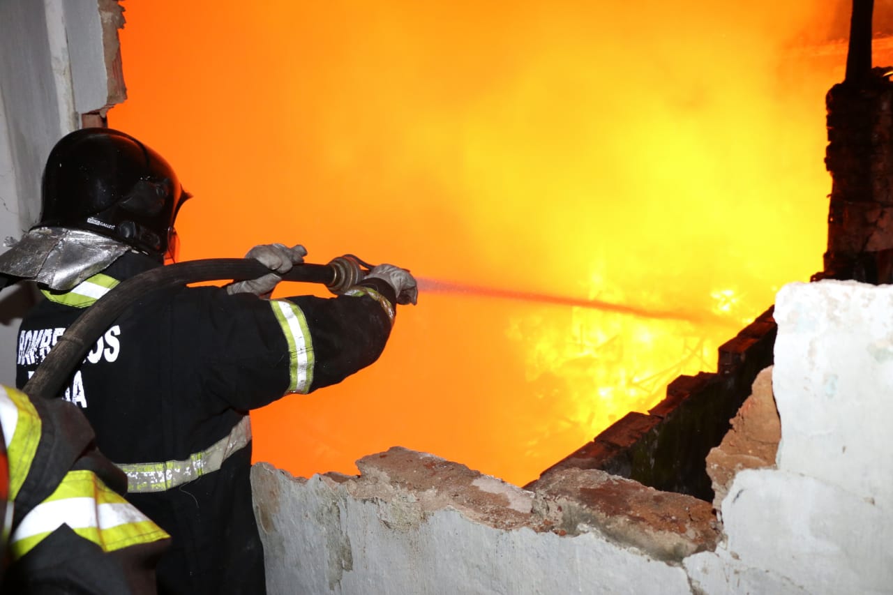 Bombeiros controlam incêndio em casarões na Baixa dos Sapateiros