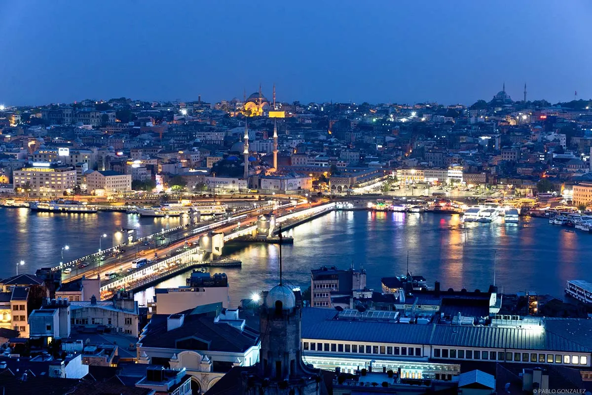Vista noturna de Istambul