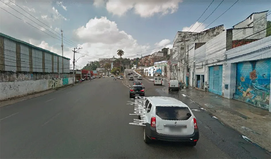 Um ciclista ficou ferido após colidir com um carro
